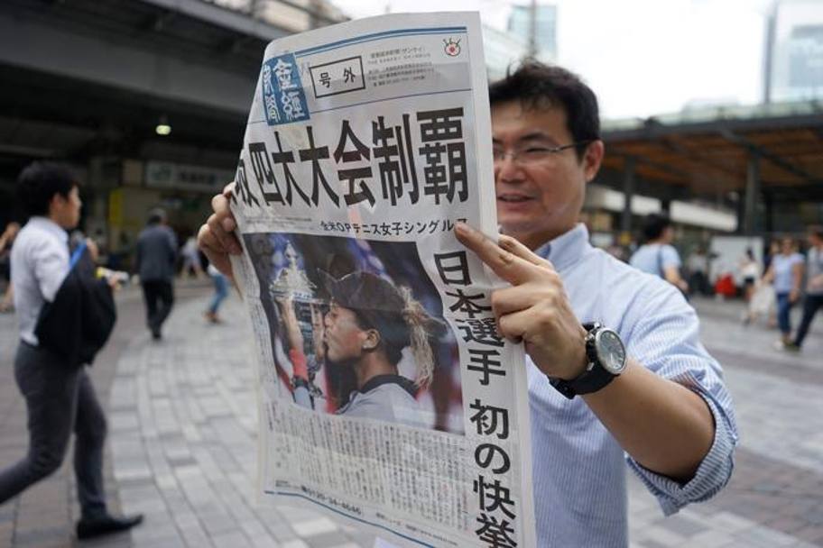 La notizia della vittoria della Osaka naturalmente si  conquistata la prima pagina di tutti i giornali giapponesi. NOGI / AFP